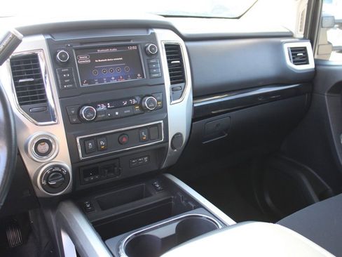 Used 2019 Nissan Titan SV w/ SV Convenience Package image 8