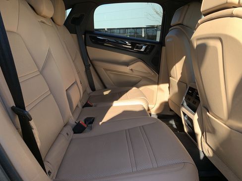 Used 2022 Porsche Cayenne Platinum Edition image 33