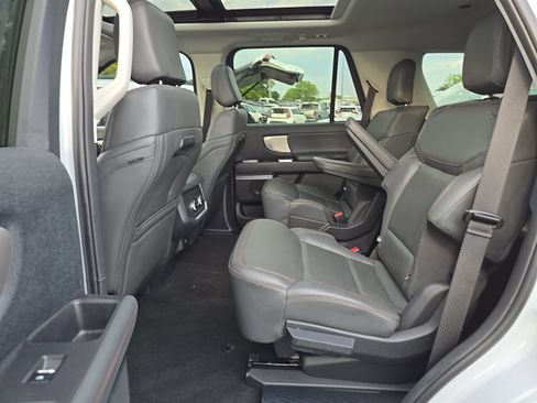 Used 2025 Ford Expedition Active AWD/4WD image 6