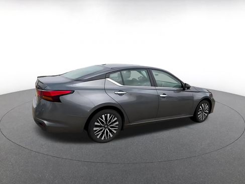 Used 2025 Nissan Altima 2.5 SV FWD image 14