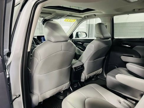 Used 2023 Toyota Highlander XLE image 29