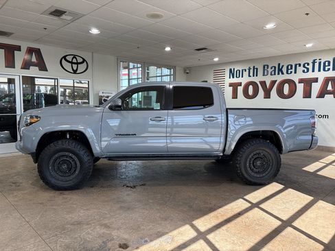Used 2020 Toyota Tacoma TRD Sport w/ TRD Premium Sport Package AWD/4WD image 7