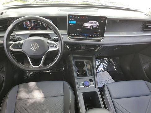 Certified 2026 Volkswagen Tiguan SE FWD image 3