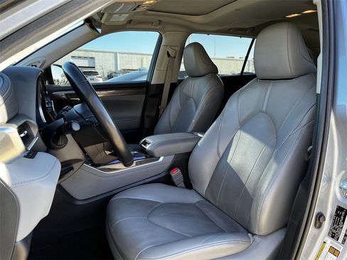 Used 2024 Toyota Highlander Limited image 23