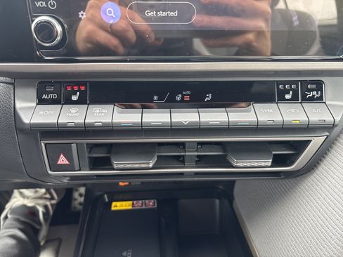 Used 2025 Toyota Camry SE w/ Convenience Package image 25