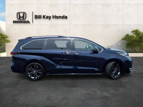 Used 2021 Toyota Sienna XSE w/ XSE Plus Package FWD image 2