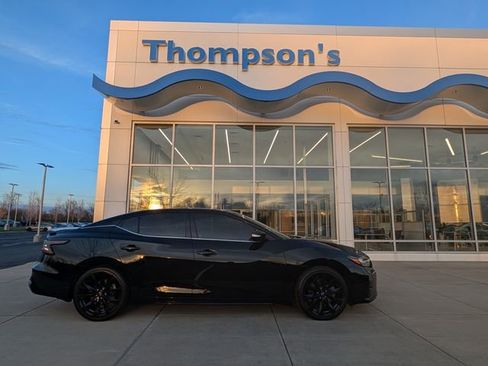 Used 2023 Nissan Maxima SR w/ Sport Mat Group FWD image 2