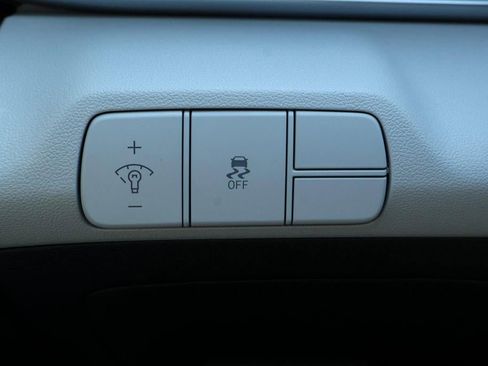 New 2025 Hyundai Elantra Limited image 16