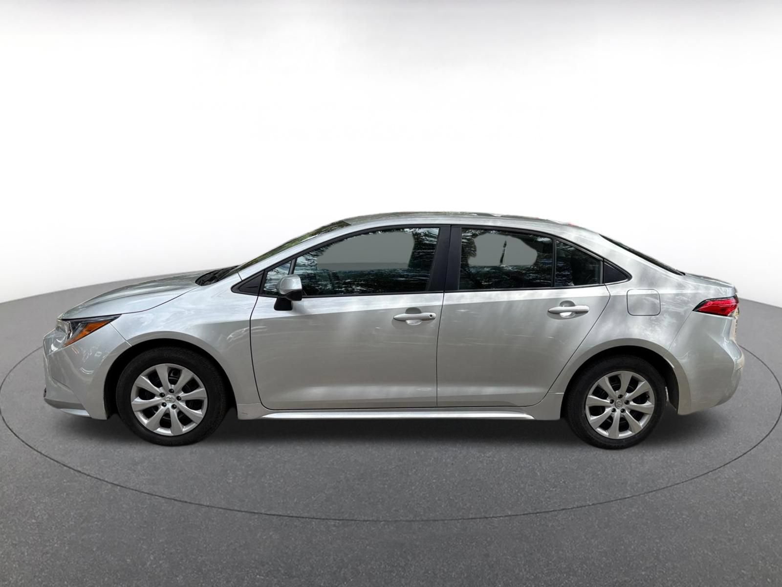 Used 2025 Toyota Corolla LE FWD image 7
