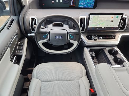 Used 2025 Ford Expedition Max Platinum w/ Driver's Package AWD/4WD image 11