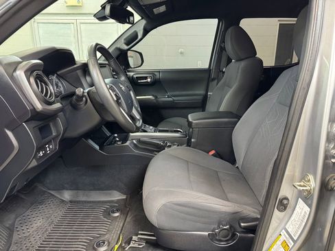 Used 2018 Toyota Tacoma TRD Sport AWD/4WD image 12