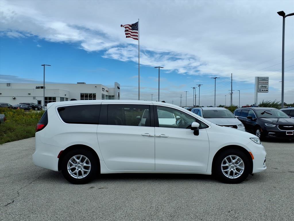 Used 2023 Chrysler Pacifica Touring-L FWD image 2