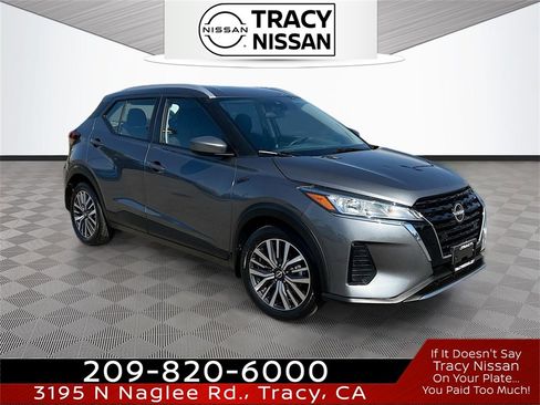 Used 2022 Nissan Kicks SV image 1