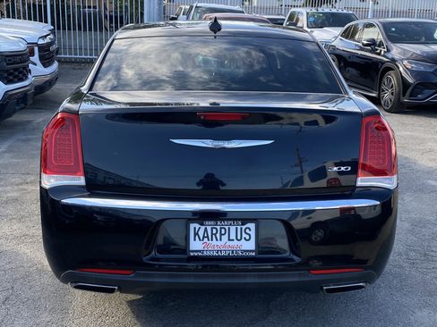 Used 2017 Chrysler 300 Limited image 9