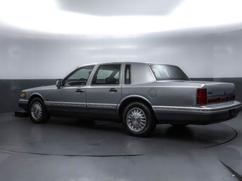 Used 1995 Lincoln Town Car Signature image 20
