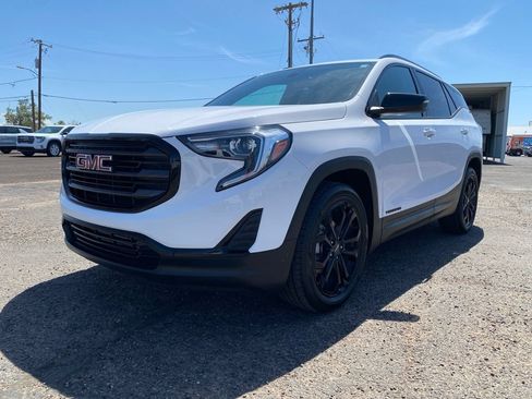 Used 2021 GMC Terrain SLE w/ Driver Convenience Package FWD image 2