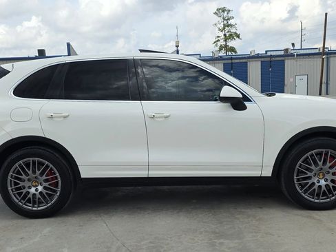 Used 2011 Porsche Cayenne Turbo image 9