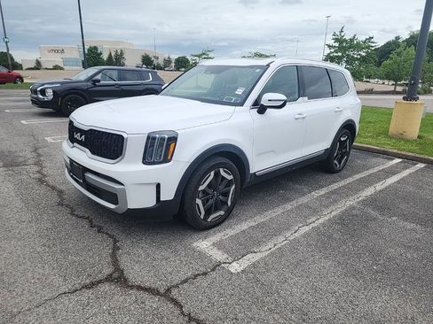 Used 2023 Kia Telluride EX w/ EX Captain's Chair Package AWD/4WD image 2