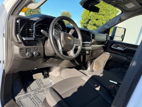 Used 2024 Chevrolet Silverado 2500 LT image 2