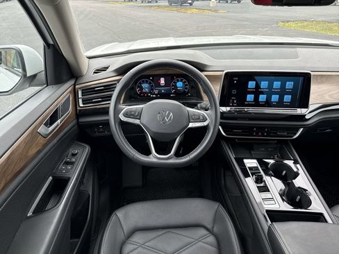 Used 2024 Volkswagen Atlas SE w/ Panoramic Sunroof Package AWD/4WD image 15