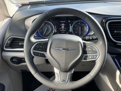 Used 2023 Chrysler Pacifica Touring-L image 15