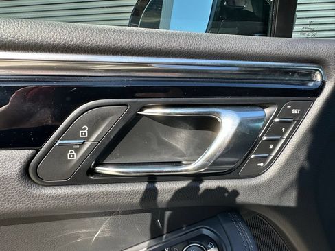 Used 2026 Porsche Macan AWD/4WD image 18