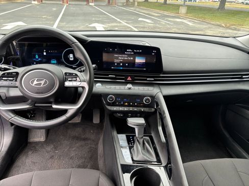 Used 2025 Hyundai Elantra SEL image 27