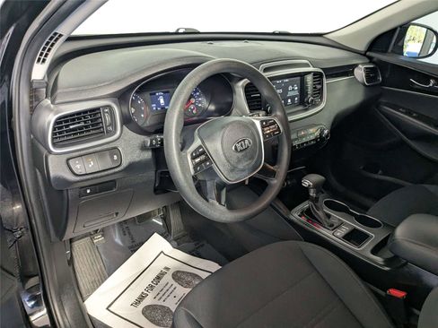 Used 2019 Kia Sorento LX image 6