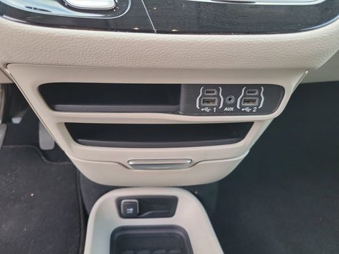 Used 2024 Chrysler Pacifica Limited FWD image 27