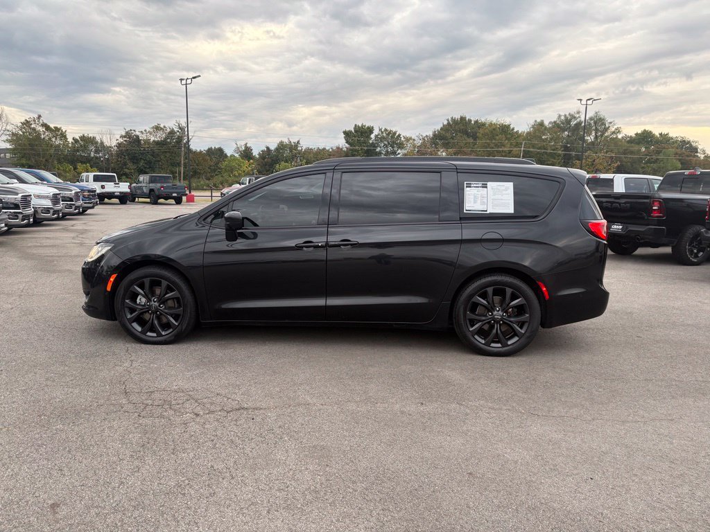 Used 2020 Chrysler Pacifica Touring w/ Advanced Safetytec Group FWD image 4