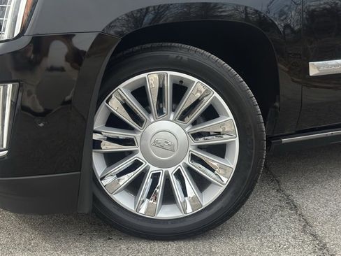 Used 2019 Cadillac Escalade Platinum image 2