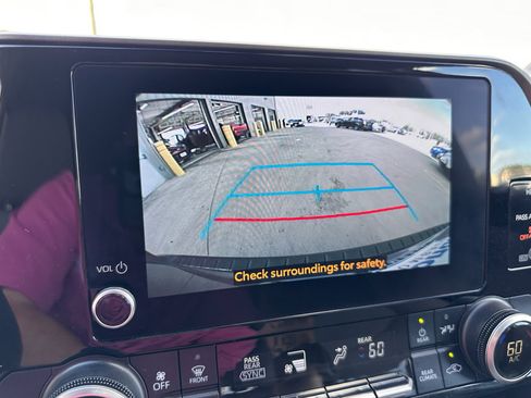 Used 2024 Toyota Highlander LE image 19