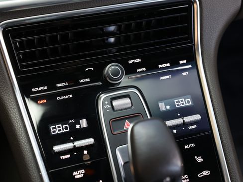 Used 2018 Porsche Panamera 4 image 41