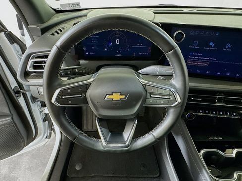Used 2025 Chevrolet Traverse LT FWD image 9
