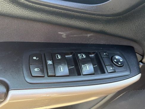 Used 2017 Jeep Cherokee Latitude w/ Cold Weather Group AWD/4WD image 16