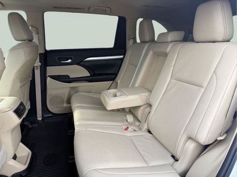 Used 2019 Toyota Highlander XLE AWD/4WD image 22