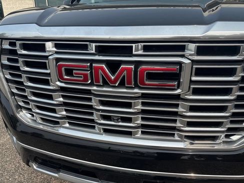 Used 2025 GMC Yukon Denali AWD/4WD image 3