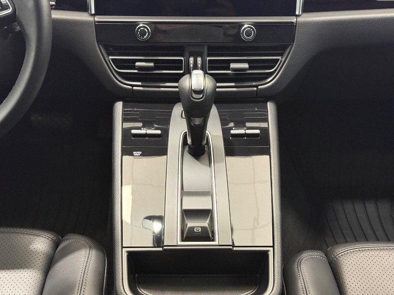 Certified 2025 Porsche Macan AWD/4WD image 16