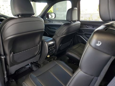 Used 2026 Jeep Grand Cherokee L Limited w/ Limited Altitude Package AWD/4WD image 10