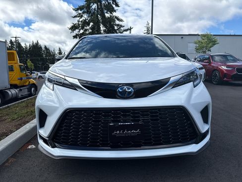 Used 2024 Toyota Sienna XSE AWD/4WD image 2
