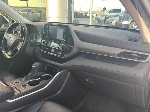 Used 2022 Toyota Highlander XLE image 19