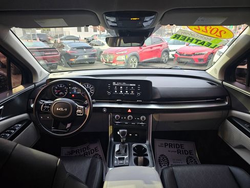 Used 2022 Kia Carnival LX image 10