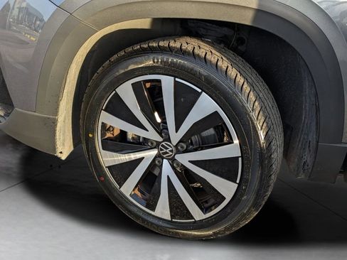 Certified 2024 Volkswagen Taos SE image 33