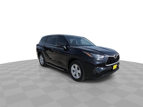 Used 2022 Toyota Highlander L FWD image 2