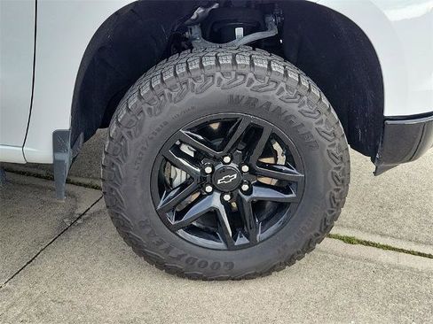 Used 2024 Chevrolet Silverado 1500 LT Trail Boss w/ Convenience Package II image 7