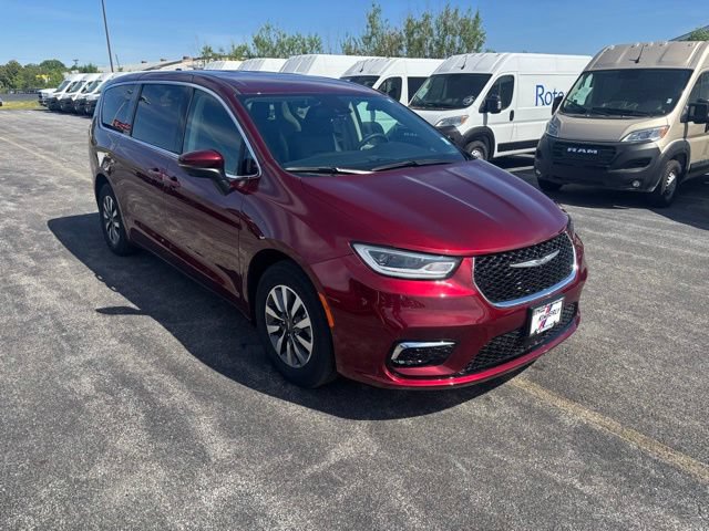 Used 2023 Chrysler Pacifica Touring-L FWD image 2