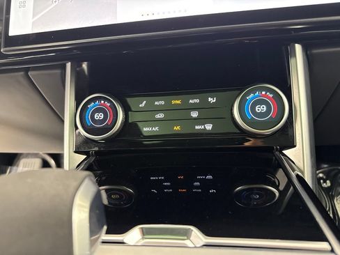 Certified 2023 Land Rover Range Rover SE AWD/4WD image 25
