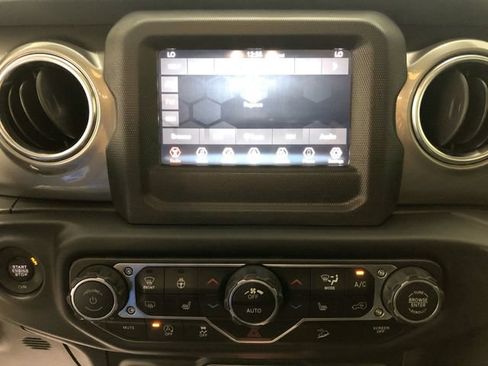 Used 2019 Jeep Wrangler Unlimited Sahara w/ LED Lighting Group AWD/4WD image 21