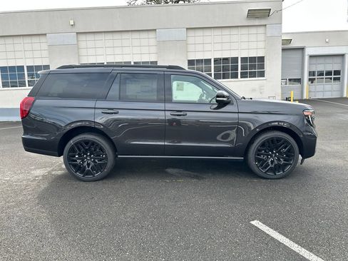 New 2026 Ford Expedition Platinum image 8