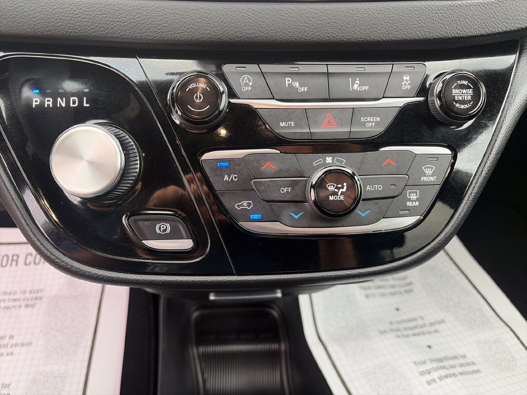 Used 2025 Chrysler Pacifica Select FWD image 18